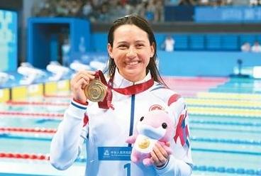 两次代表中国香港参加亚运会都夺得金牌，但两次国歌奏响时都没有跟唱，何诗蓓沉默的背