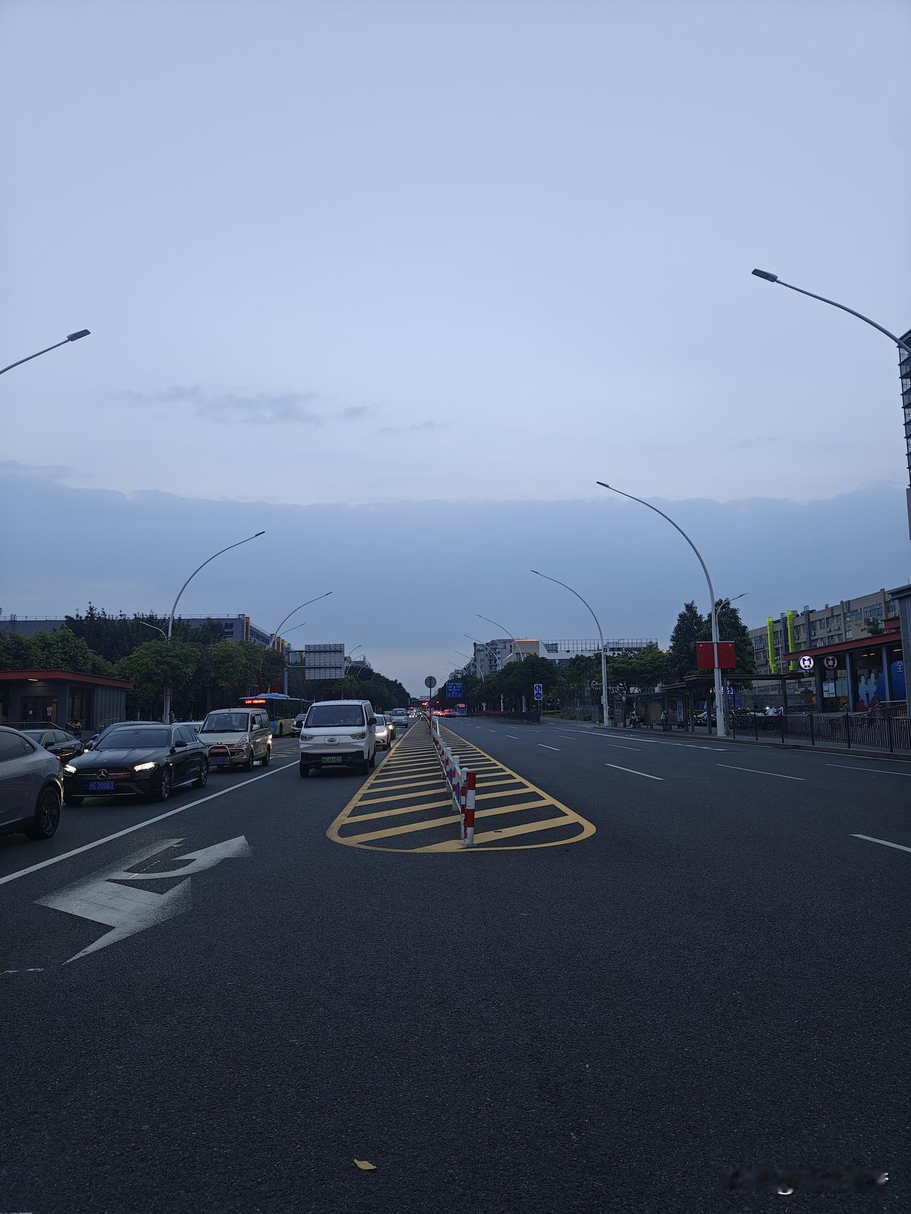✅完整处理步骤
 
1. 确保安全：先把人员撤离到护栏外、路边安全地带，防止二次
