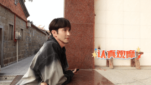 深情的高伟光知道光在哪 看高伟光的泉州vlog，他被暖光包裹，走在岁月斑驳的小巷