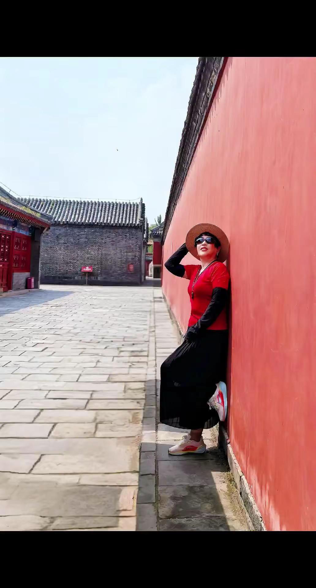 我与红墙合影