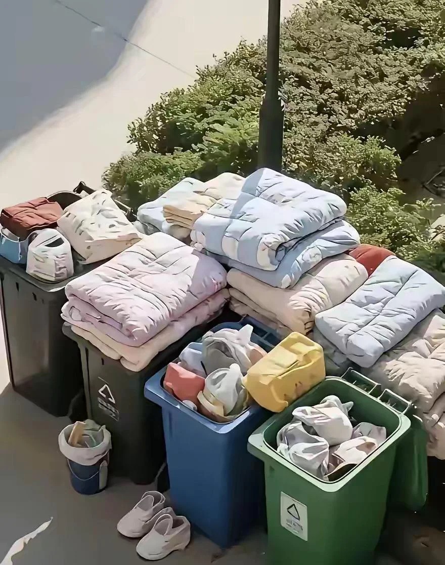 现在这学生是胡闹，真不懂父母辛苦，不珍惜，这么好的东西毕业就都扔了 