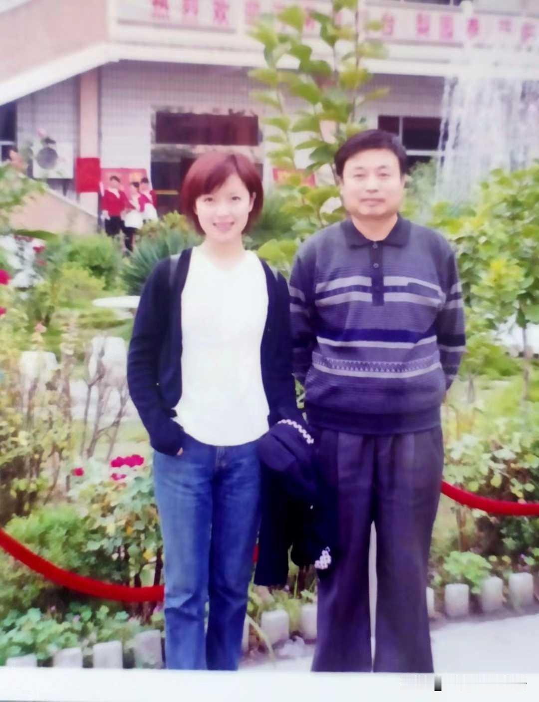 庞晓戈与卢氏县汪青森同志合影。