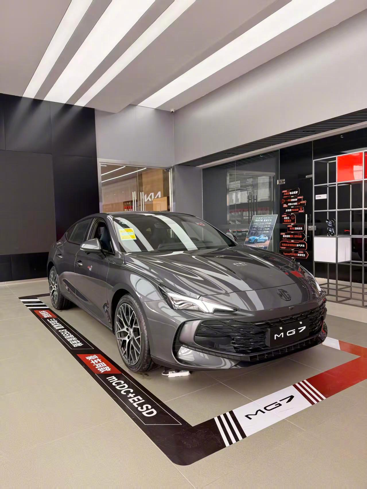 内饰用了大量软性材质包裹，触感不错，一体式运动座椅包裹性很好。 