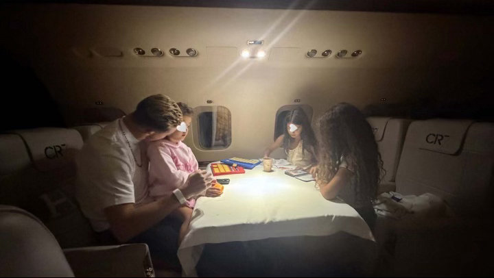 🛬C罗已返回沙特 乔治娜更新社媒，晒出了C罗与家人们在飞机上的照片。记录报确认