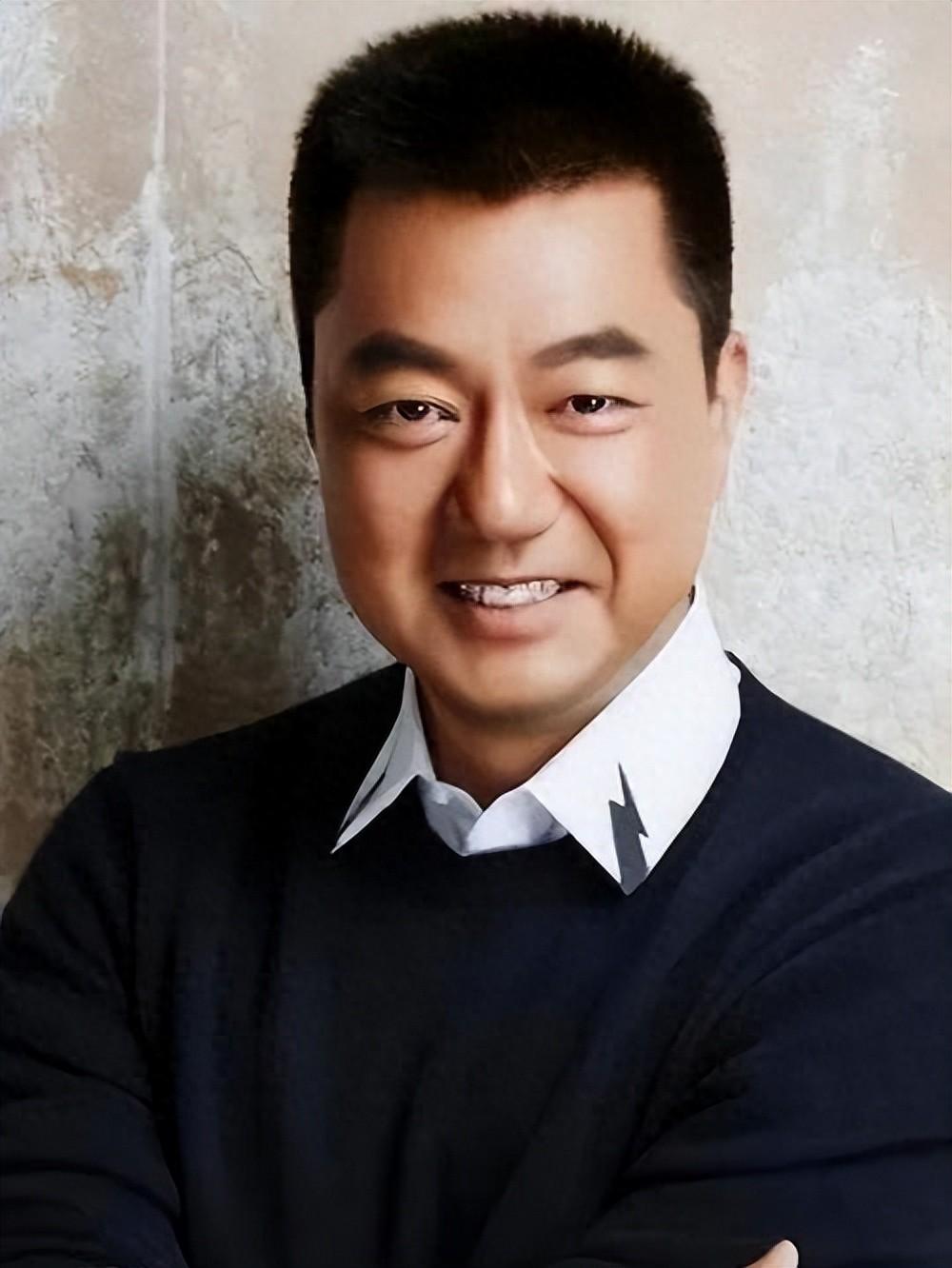 演员董勇：离婚后坚决不再婚，却在45岁被嫂子“逼迫”相亲娶娇妻

如果把时间拨回