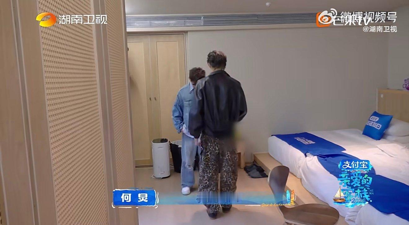 王鹤棣何炅低山臭水遇雷霆王鹤棣何炅穷山恶水双子星时尚走秀秒变街边小摊既视感，王鹤