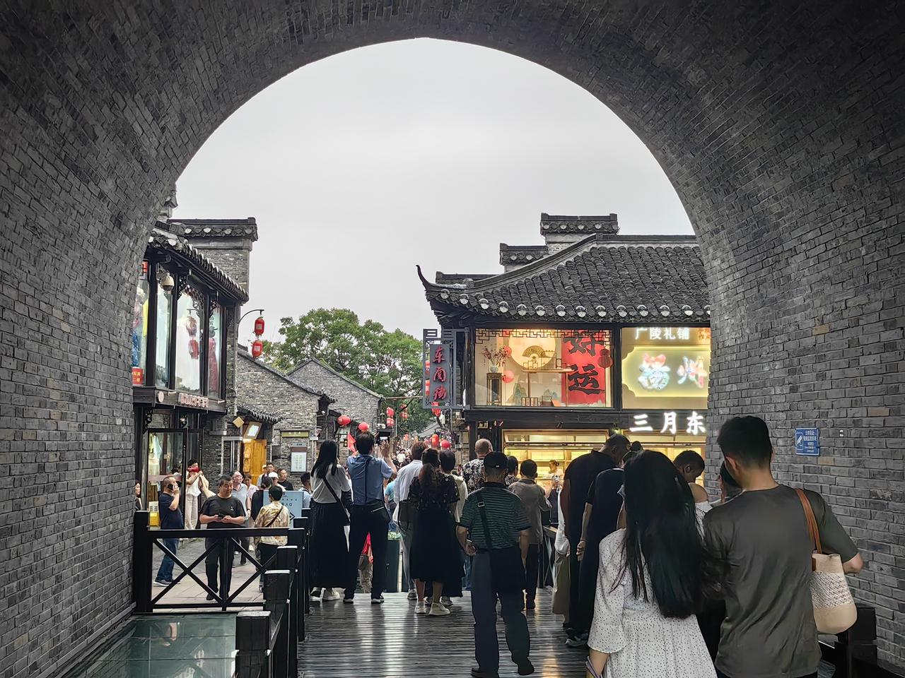 扬州城的东关街是最具有代表性的一条历史老街，这里充满了历史韵味，也是烟火气非常浓