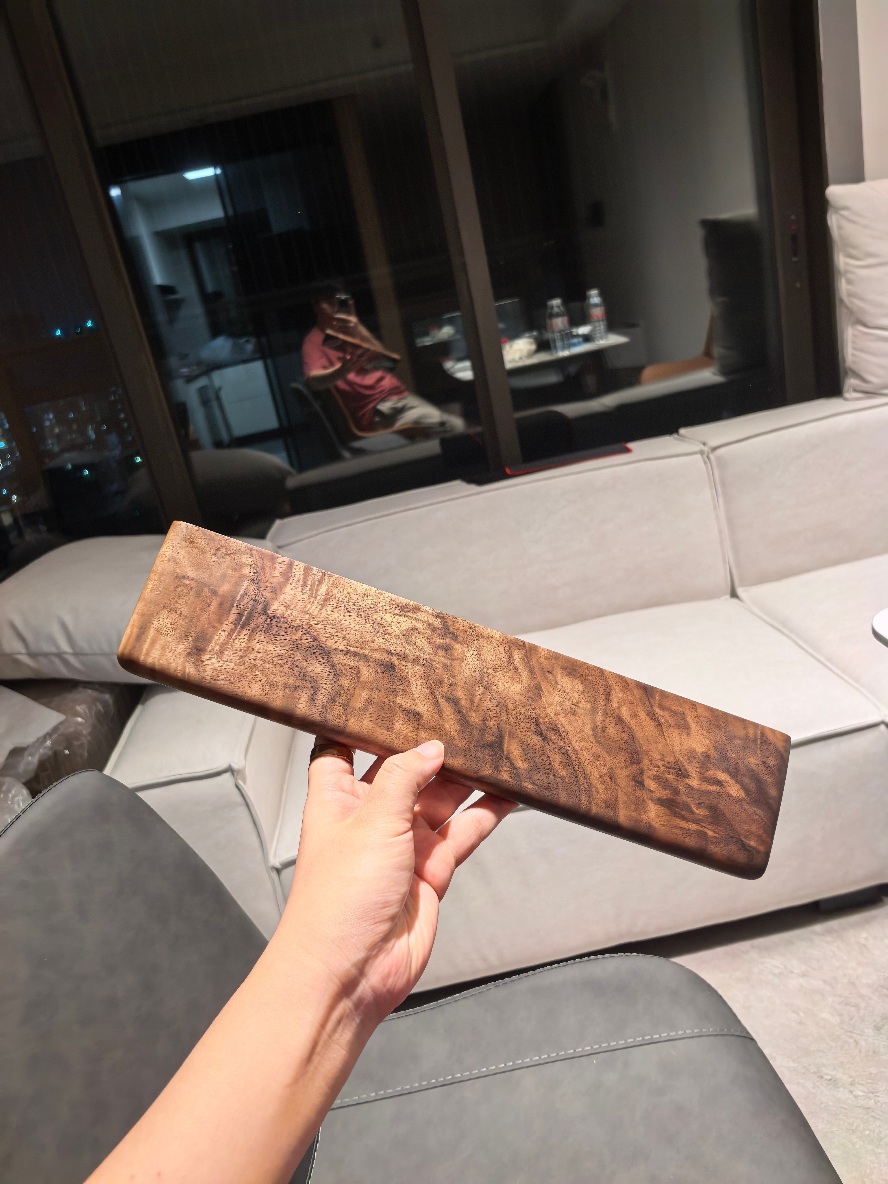 产品样品出炉:鸽鸽金鎏纹北美胡桃木键盘手托～真漂亮啊这光泽，是我会想着拿来当传家