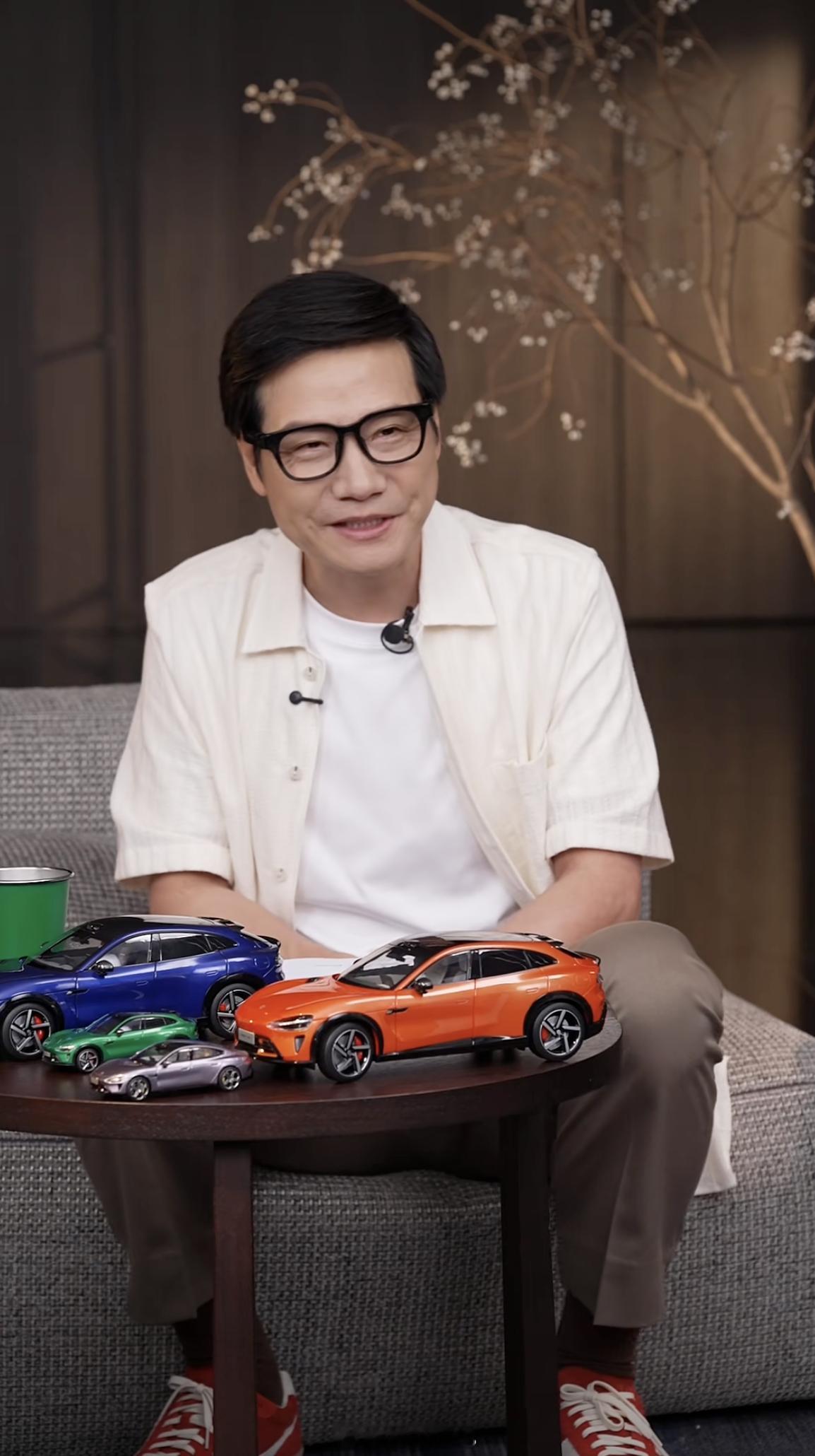 雷总今晚返场直播的 OOTD，还是第一次见雷总带黑色全框眼镜，好看吗？ ​​​