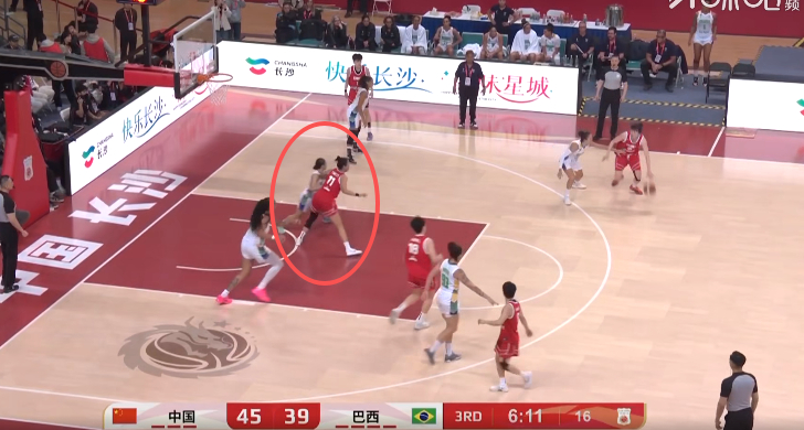 不是，我很疑惑。这死也要放一个人在内线要位的意义在哪？内线没空间，你外线转移球再