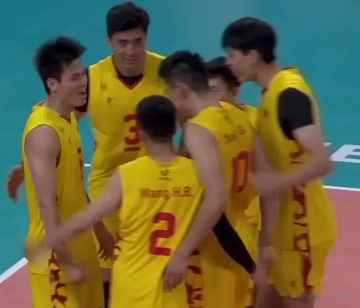 大运会男排半决赛
第二局中国队24：26再负。
不过这一局中国队的表现趋于稳定，