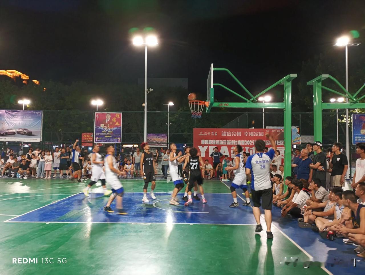 2025兖州（YBA）村（社区）篮球联赛激战正酣！
7.19晚，张海队对阵王子社