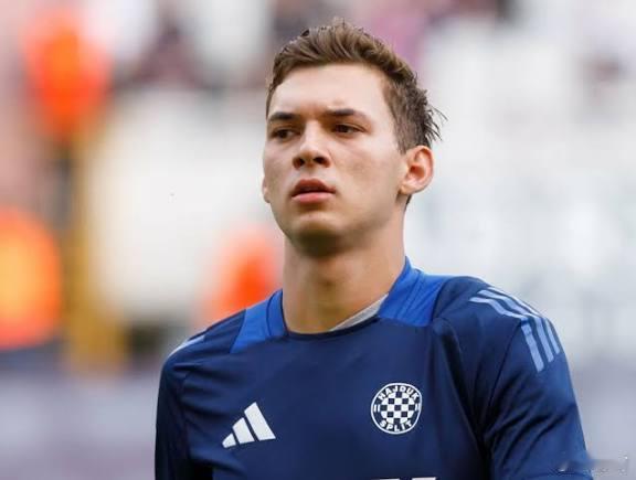 克媒Index援引记者埃克雷姆·科努尔的消息称流浪者和凯尔特人都有意哈伊杜克中场