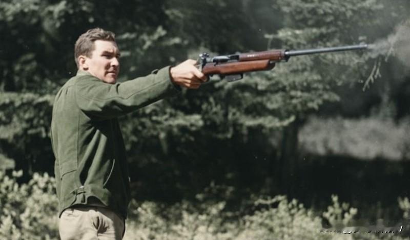 1940640年夏天，阿姆斯特丹向花旗国的约翰逊步枪的发明者下单20400支步枪