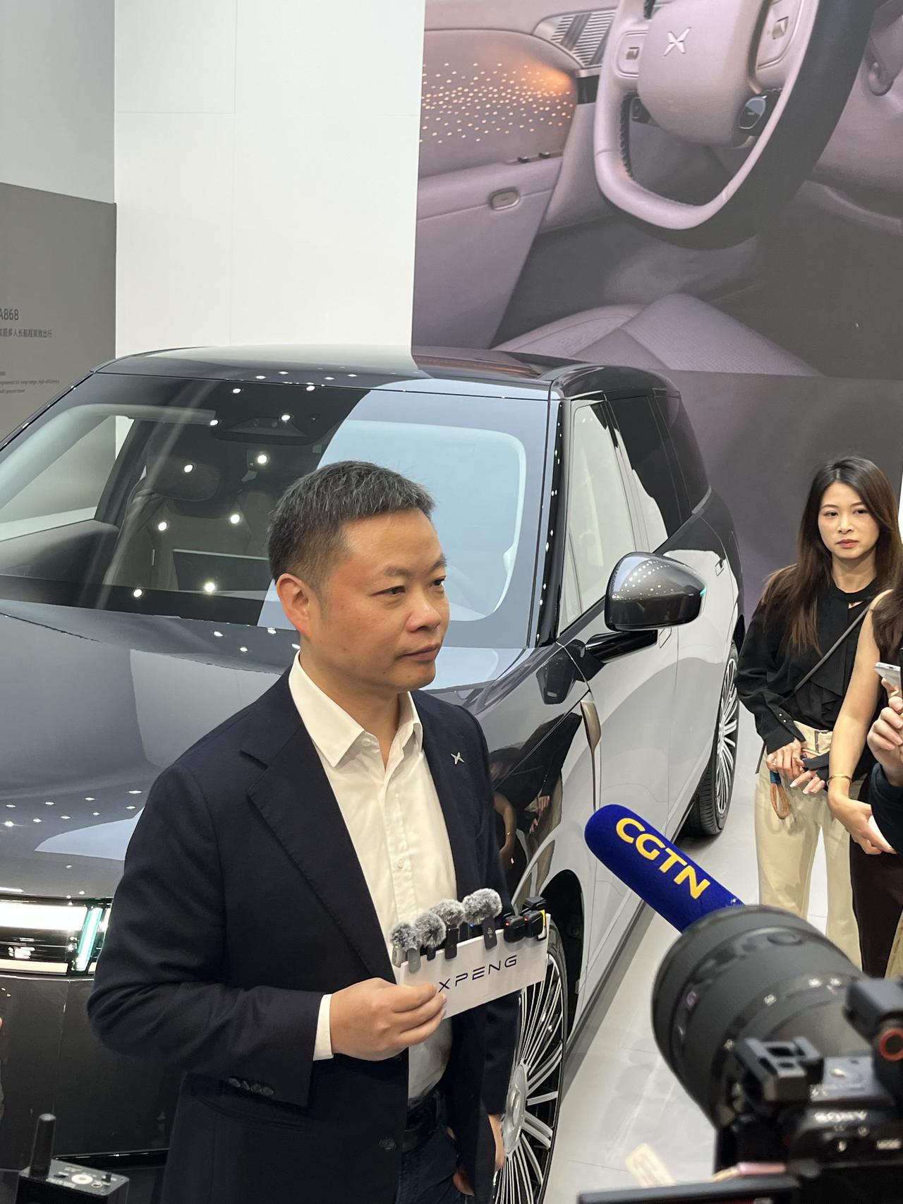 北京车展大佬云集！

北京车展上，刚好拍到何小鹏、李斌在发布会上的照片。

值得