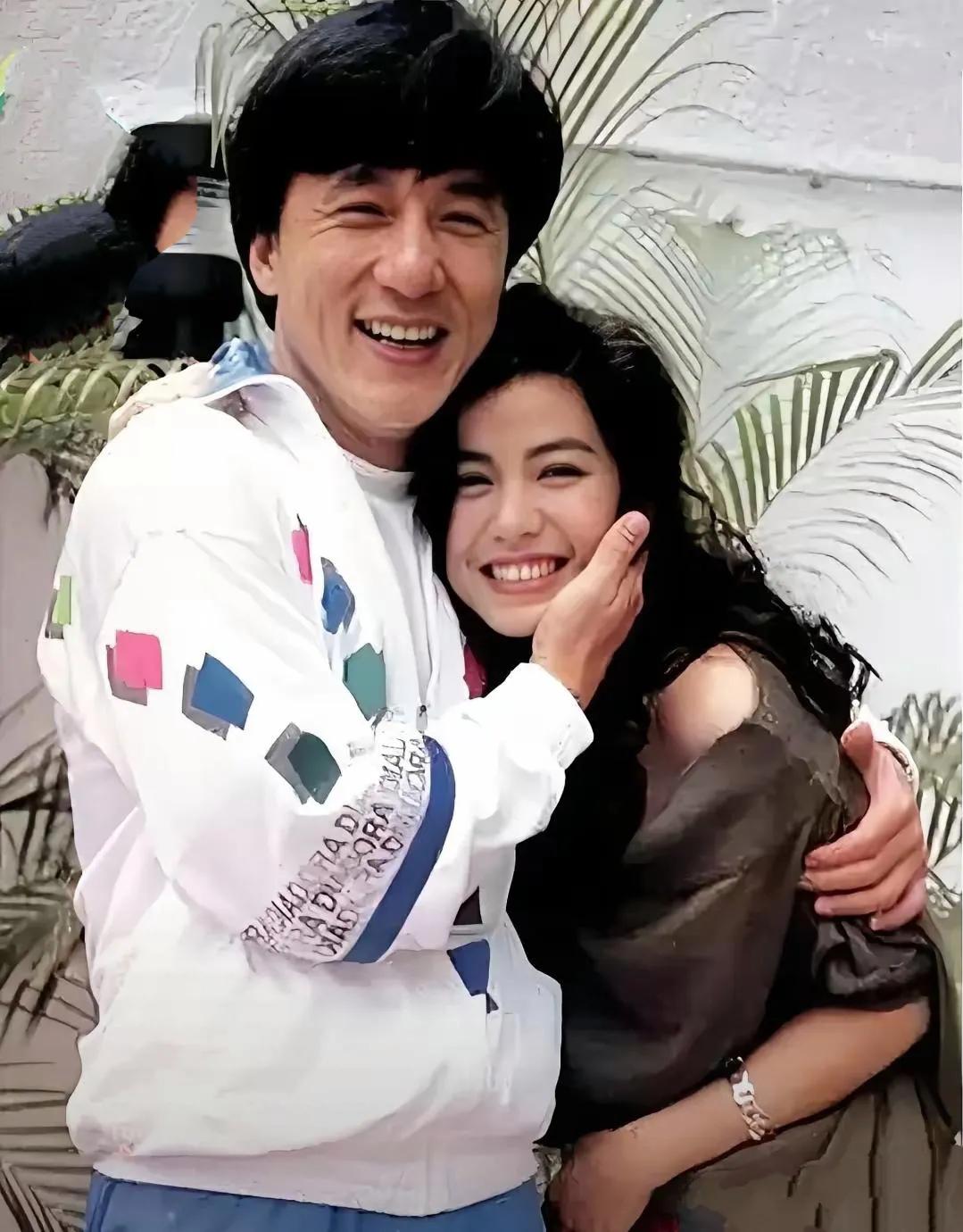成龙大哥搂抱着性感女神钟楚红在怀中，这给林凤娇看到不吃醋吗？那时候他和林凤娇应该