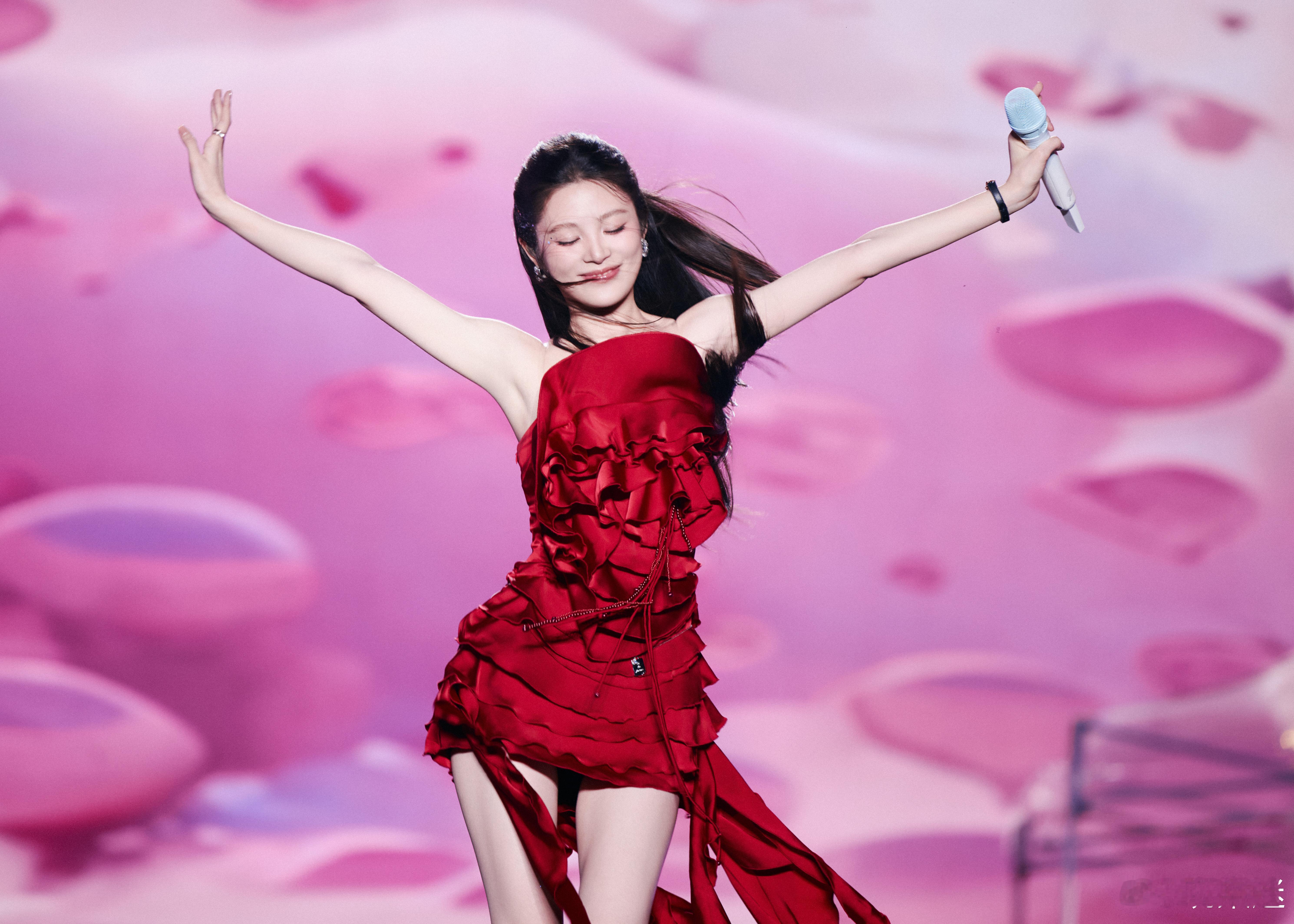 姚晓棠启东蝶湖音乐节 晓棠姐姐你一抹鲜艳在2026启东第二届蝶湖音乐节是热情的象