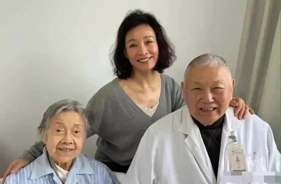 影后陈冲的老妈年轻时好漂亮啊！竟像极了梅婷和马伊琍的结合体，难怪能生出陈冲这种又
