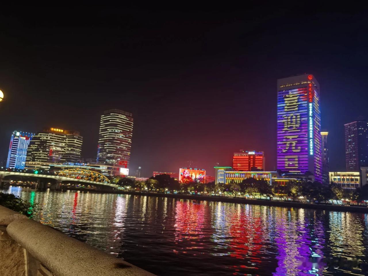 广州最美夜景有哪些? 若论广州夜景之冠，当属珠江河畔无疑。
 
一到晚上，珠江河