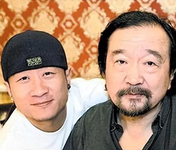 1999年，李保田儿子李彧被人忽悠签了300万的合同，对方说：“只要让你爹来客串