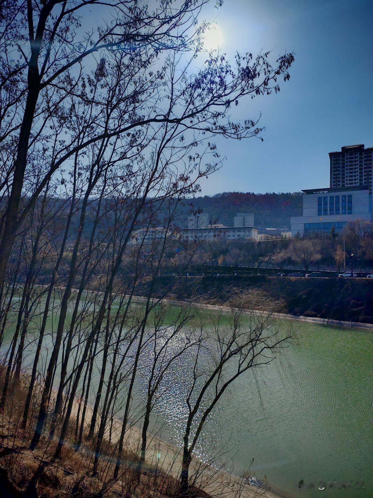 陕西淳化甘泉湖，黄土高原上的一颗璀璨明珠，冬日的景色竟然如此的宁静秀美，身临其中