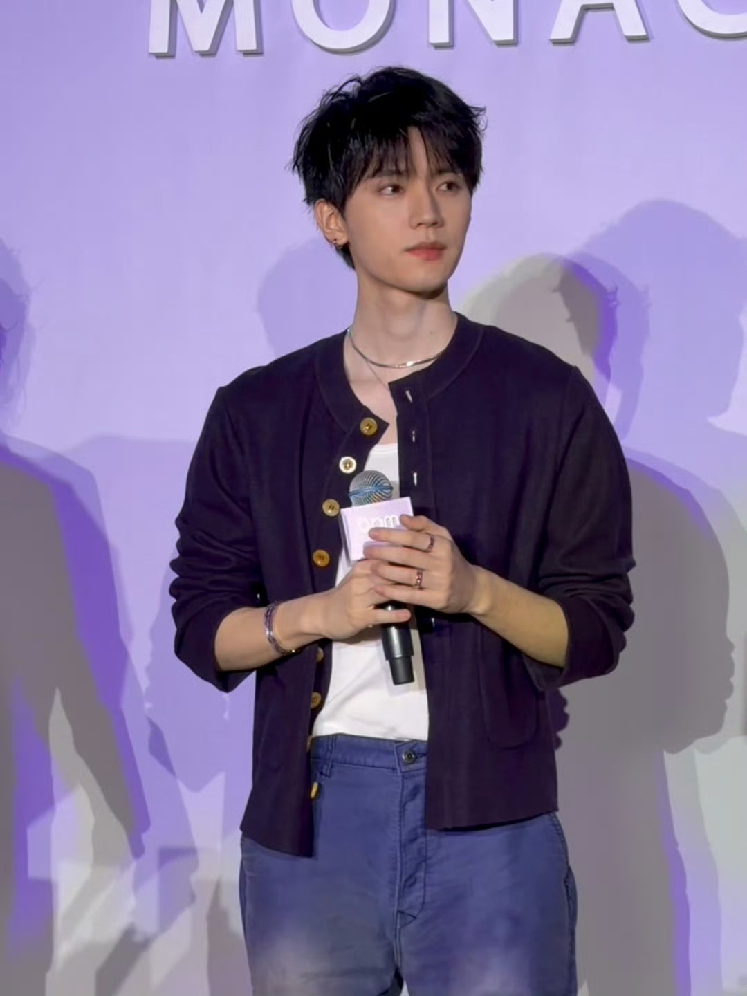 周翊然上海APM线下活动，生图很能打啊，简约造型好温柔，今晚的周翊然又帅出新高度