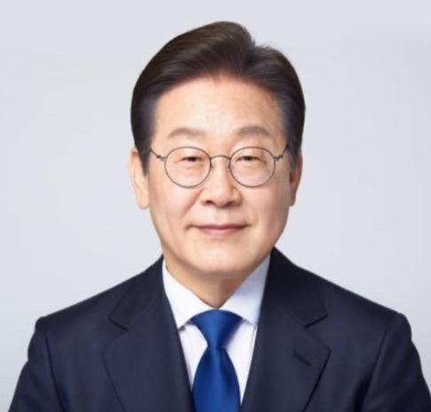 韩国总统李在明今天发文说：“对于今天白宫记者晚宴上发生的暴力事件，我深感震惊，尤