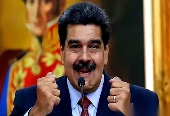 委内瑞拉总统马杜罗这事，真是一出大戏。
前脚，美军海陆空三军深夜突袭他国首都，直