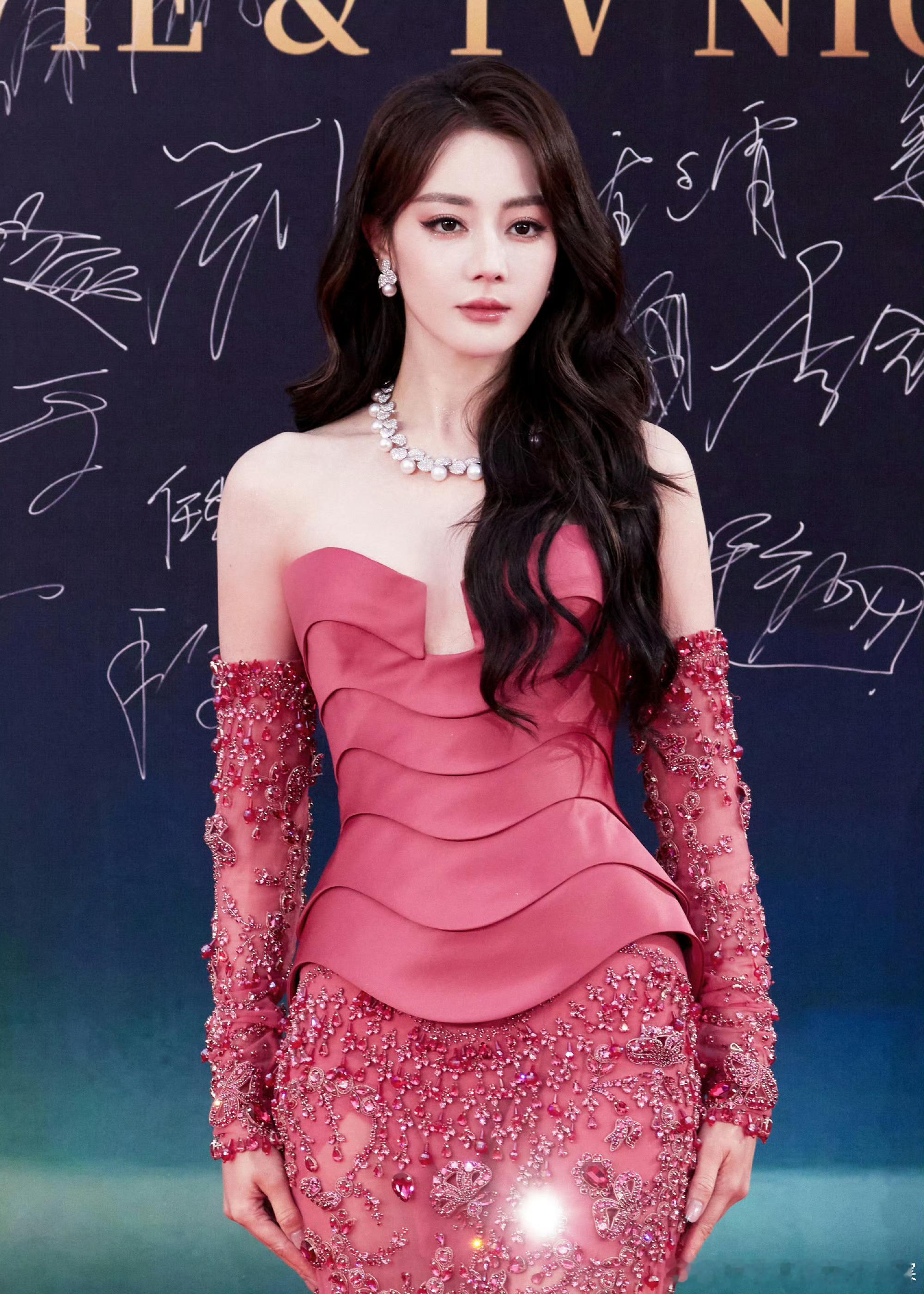 迪丽热巴中国影视之夜红毯图🌹来也迪丽热巴中国影视之夜红毯出图