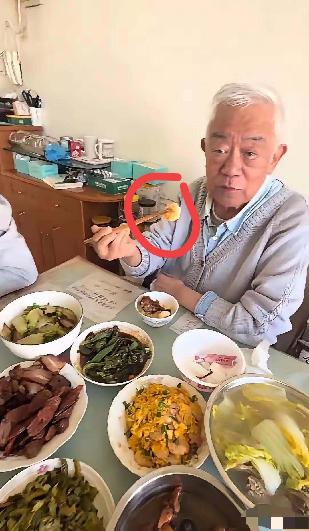 高明老师吃的是什么