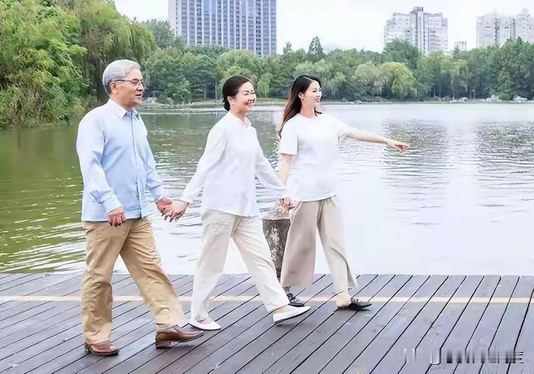 你们见过这么和谐的老两口吗？我公公75岁了，不抽烟不搓麻将，唯一的爱好就是午餐和