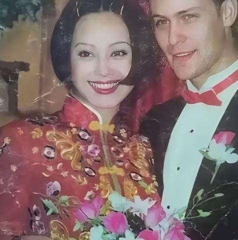1997年，宁静与美国人保罗结了婚，初到婆家时，她被眼前的一幕惊呆了。那哪是“家