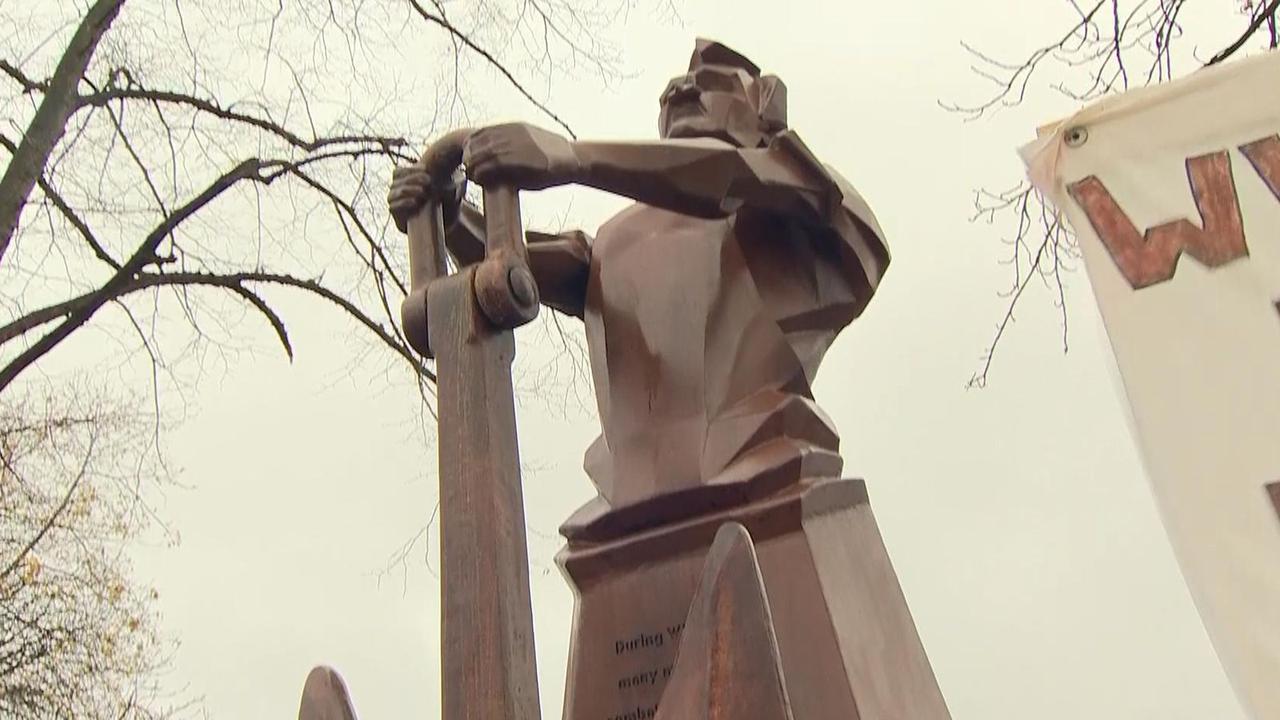 纪念碑致敬二战中未参战却为战争作出关键贡献的数百万人
在倾盆大雨中，尼古拉·皮克