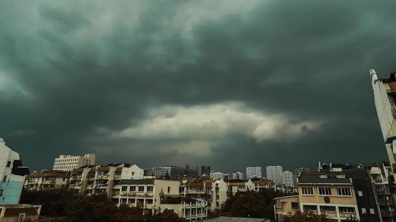 下周预计会有不少暴风雨。如今这世界真是疯狂，本用于避险的贵金属，竟成了风险最高的