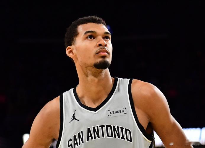 12月17日讯 NBA杯决赛，首节马刺30-28领先尼克斯。文班亚马替补出战，他