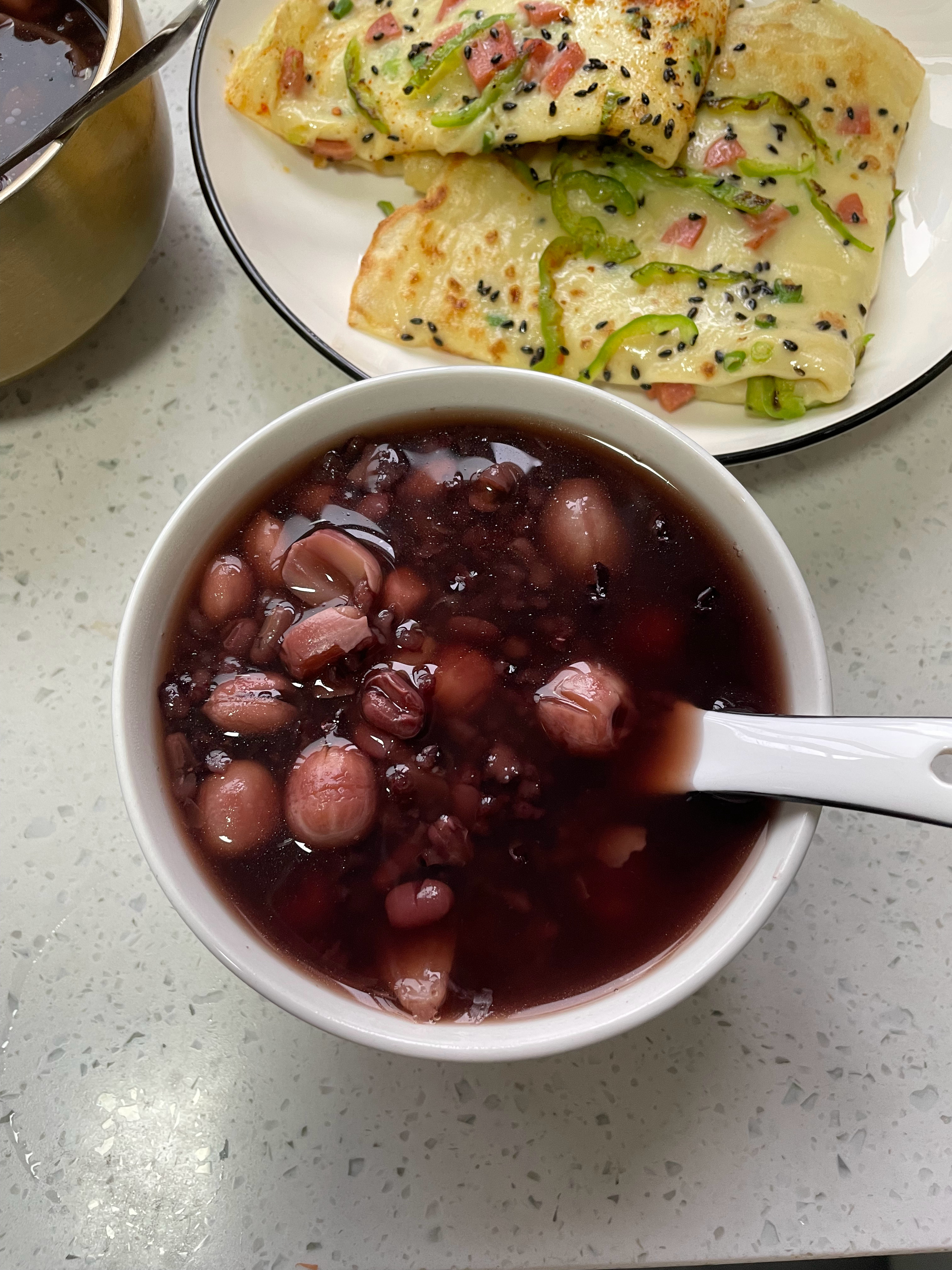 鸡蛋饼和红豆花生莲子百合黑米粥 