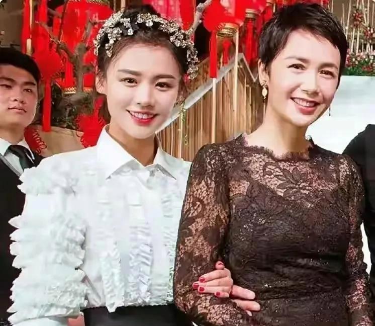 马思纯太幸福了吧！小姨蒋雯丽给了1.2亿嫁妆钱。蒋雯丽虽然儿女双全，却把外甥女捧