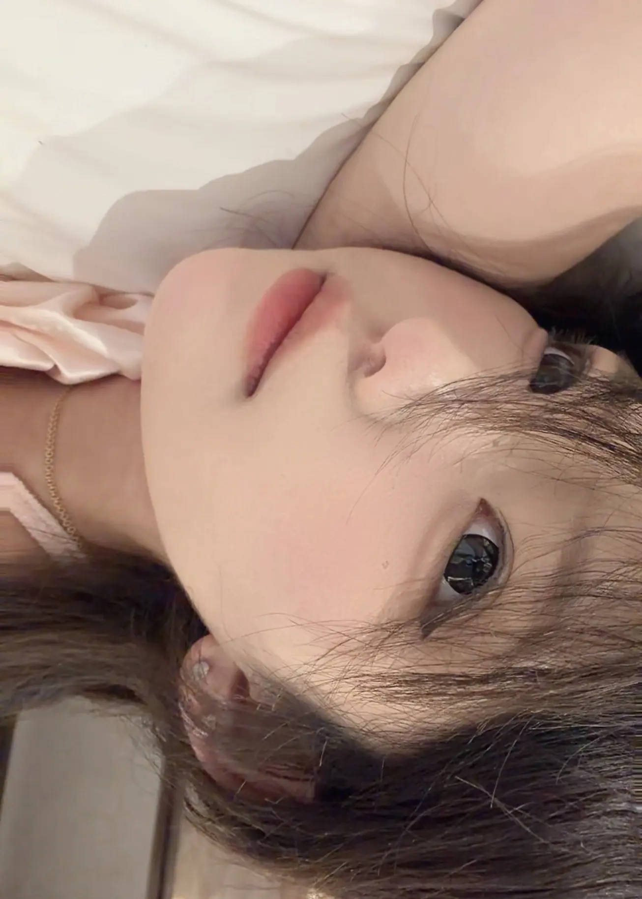 他搂着我 手机里还在回别人的信息 你觉得我可怜还是那个女孩可怜