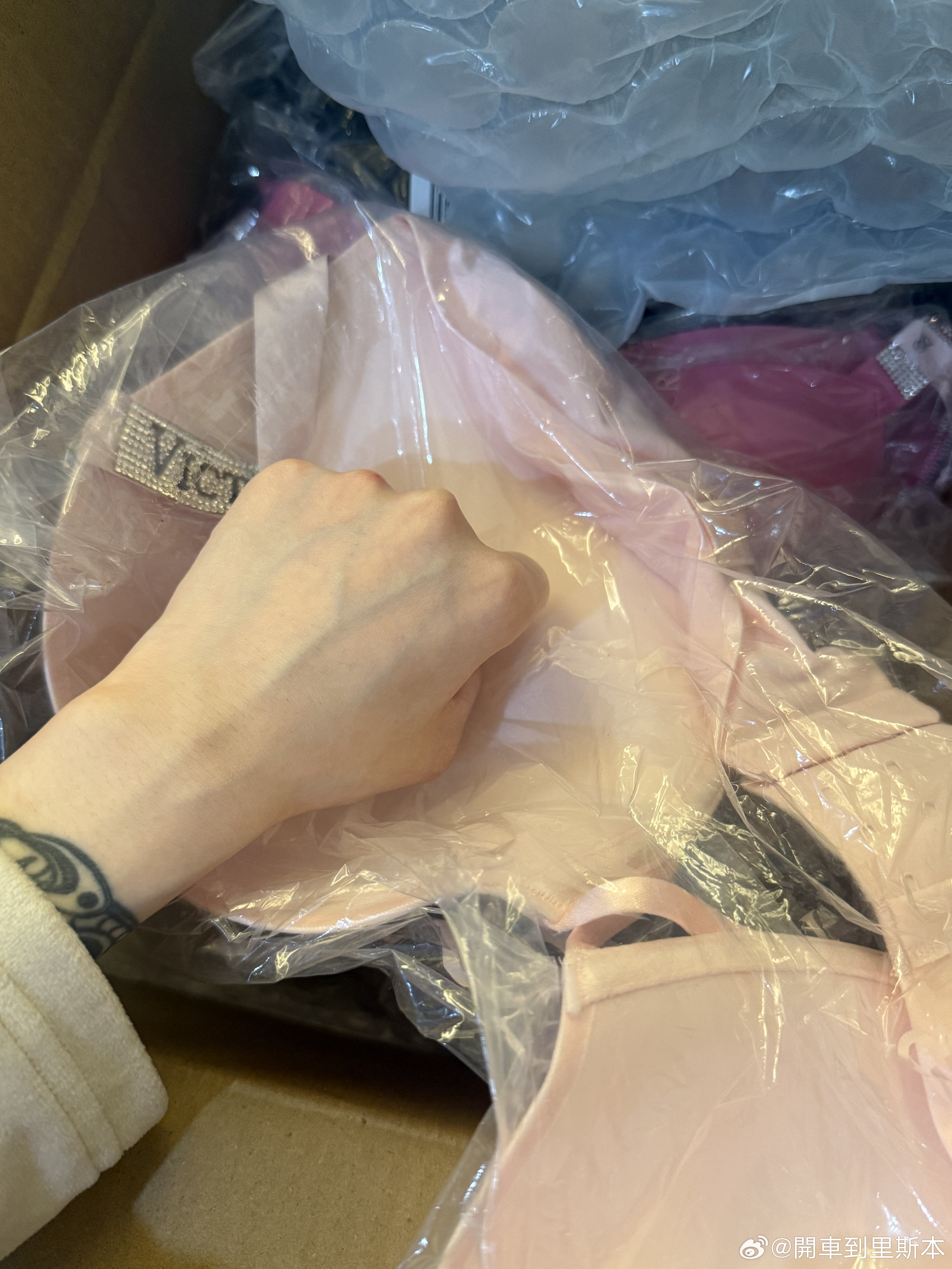 客户定的维秘水钻内衣到了。。40dd谁懂！真的比我头还大！！这个客户特别爱跟我闹