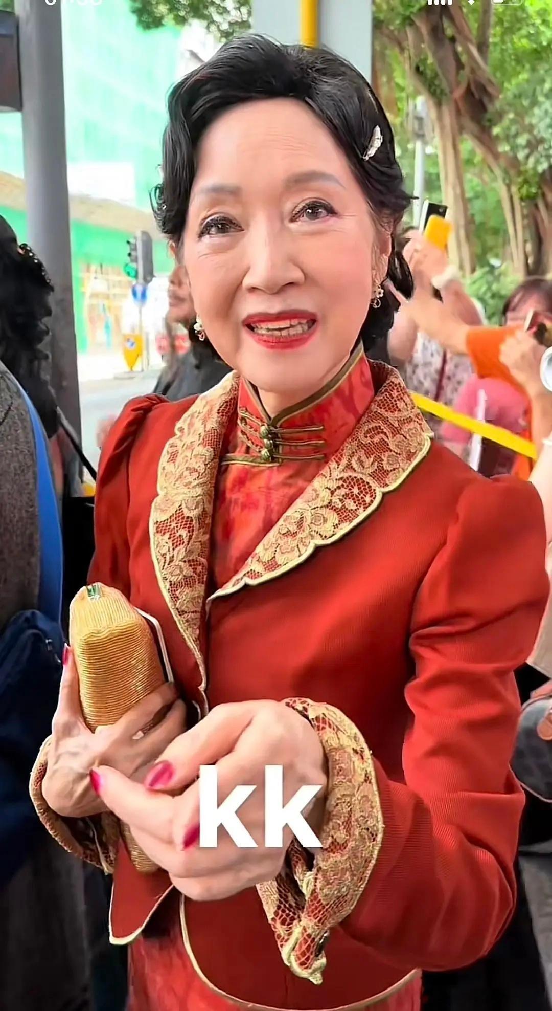 谢雪心穿的还是巾帼2的衣服 ​​​