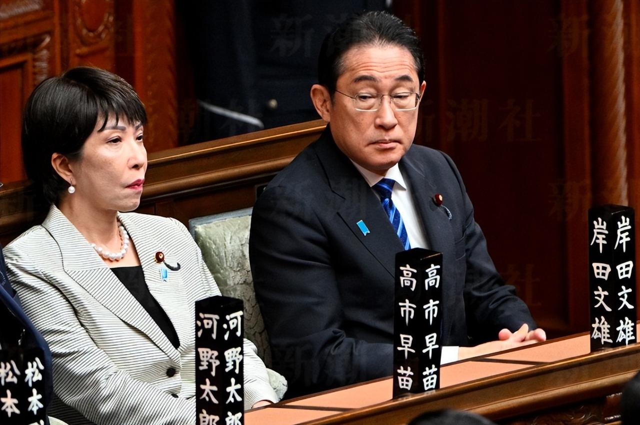 日本政坛正陷入一场自导自演的危机。高市早苗一边拿台湾问题煽动民族情绪，一边被曝政