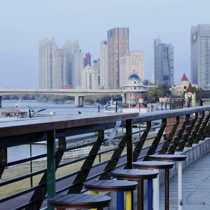 全体哈尔滨市民及游客请注意！道里江边又添暖心小惊喜啦。

沿着松花江畔，在江桥、