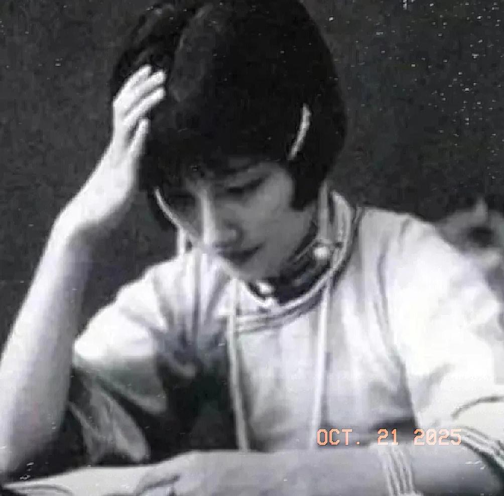 1928年，徐志摩icon母亲推开卧室门时，映入眼帘的是一幅难以置信的景象：儿子