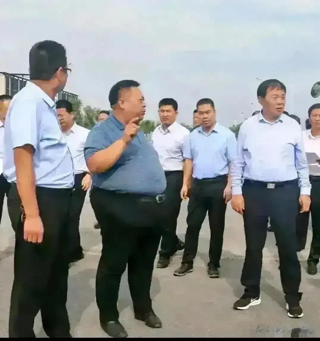 都是人民的公仆啊，就是不爱惜自己的身体，英雄惺惺相惜……