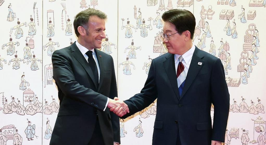 人在韩国，马克龙呼吁近 50 国联合起来，开辟第 3 条路线，共同制衡中国和美国