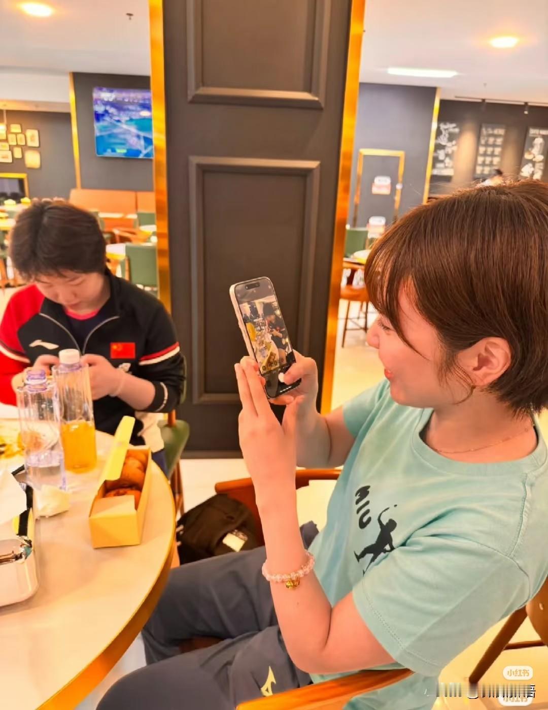 平野美宇：小曼姐请吃东西和奶茶。
怪不得平野美宇这么开心，小曼姐又请她喝奶茶了，