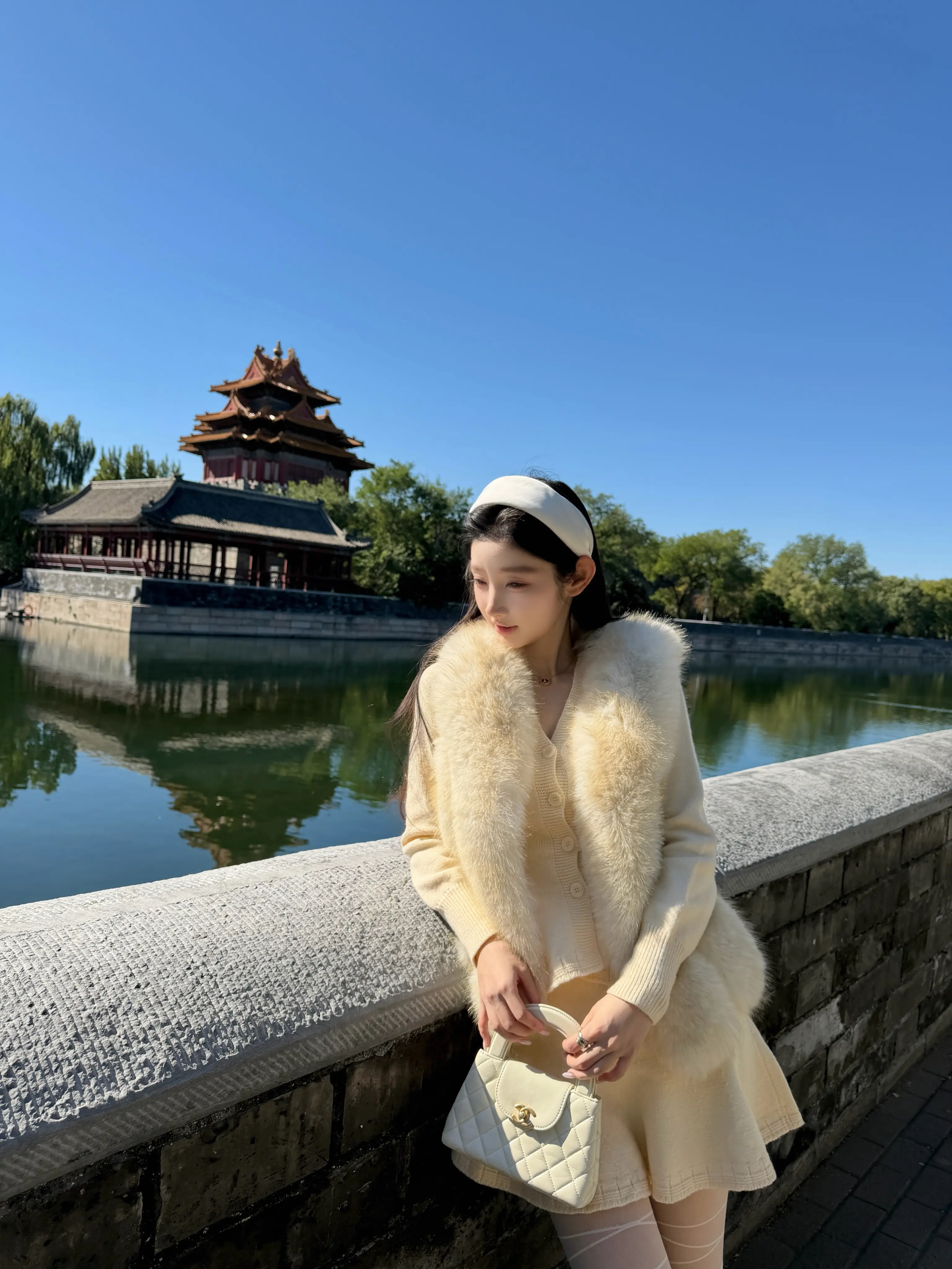 北京的秋天是形容词。
