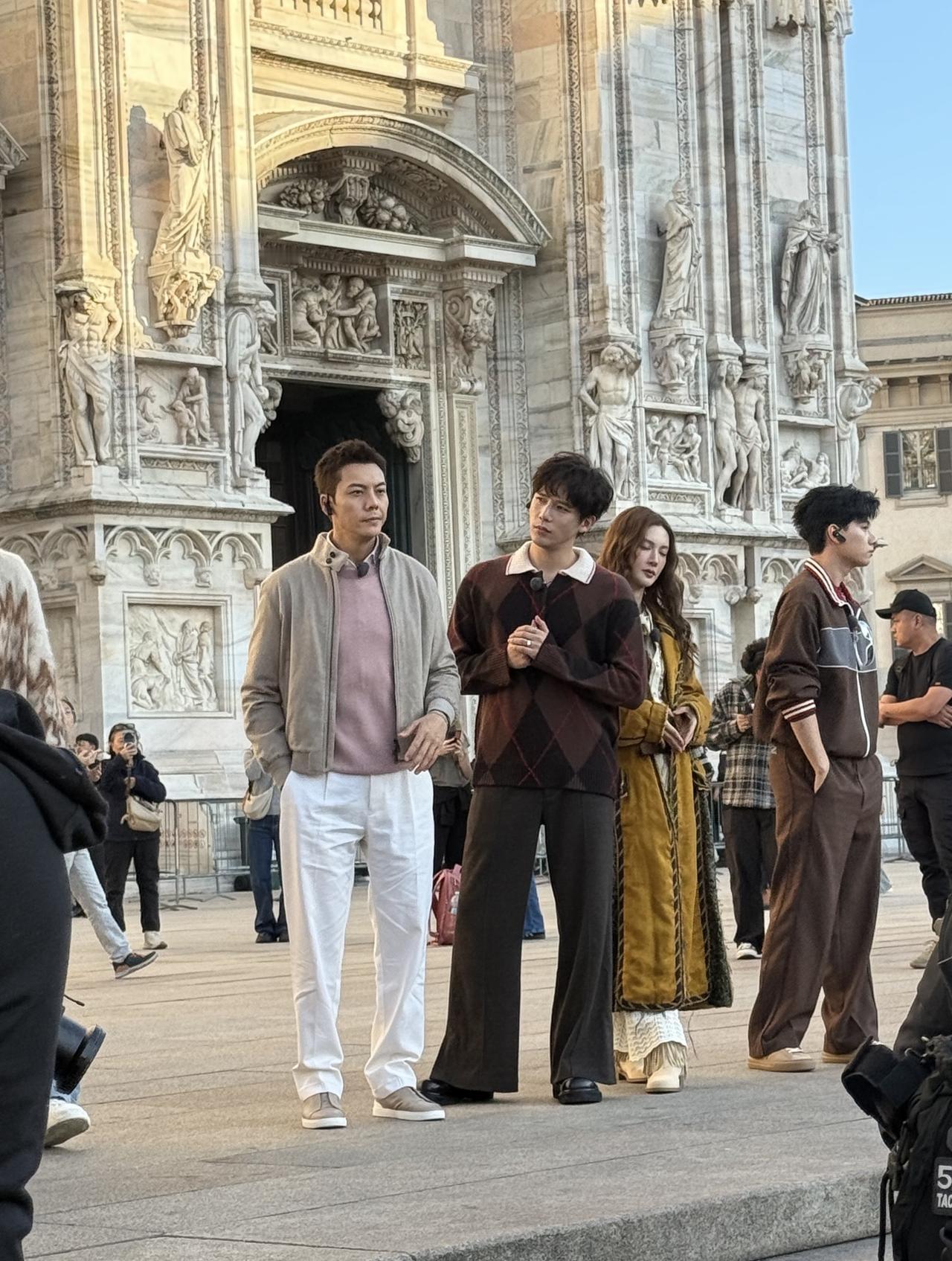 10月28日，有位网友在米兰偶遇综艺拍摄的明星们，“大喜”在镜头前摆拍pose，