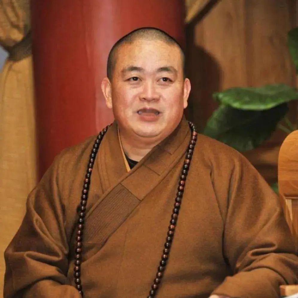 16万的袈裟加持的哪是方丈，妥妥一个商界大佬。
这两天被少林寺方丈释永信刷屏了。