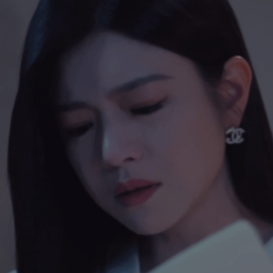 陈妍希又哭碎了她的眼泪会说话。没有嚎啕，只是静静流淌，从眼角到掌心，每一步都踩在